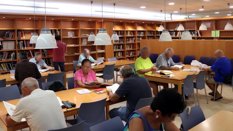 Benidorm ofrece un servicio de acompañamiento para personas mayores en la Biblioteca municipal